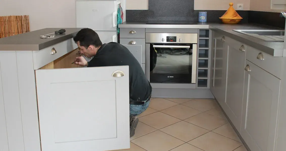 Pose et réglages d’une cuisine sur-mesure à Verdun