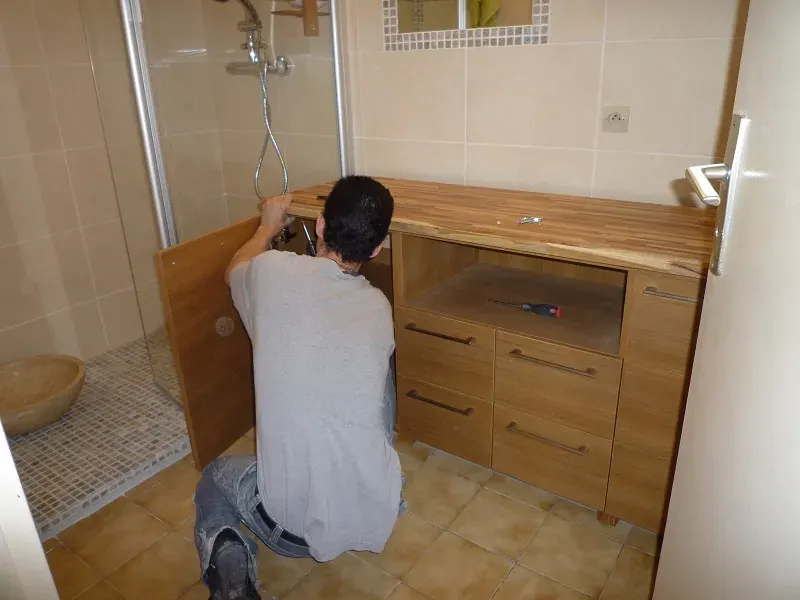 Installation d’un meuble de salle de bain sur-mesure