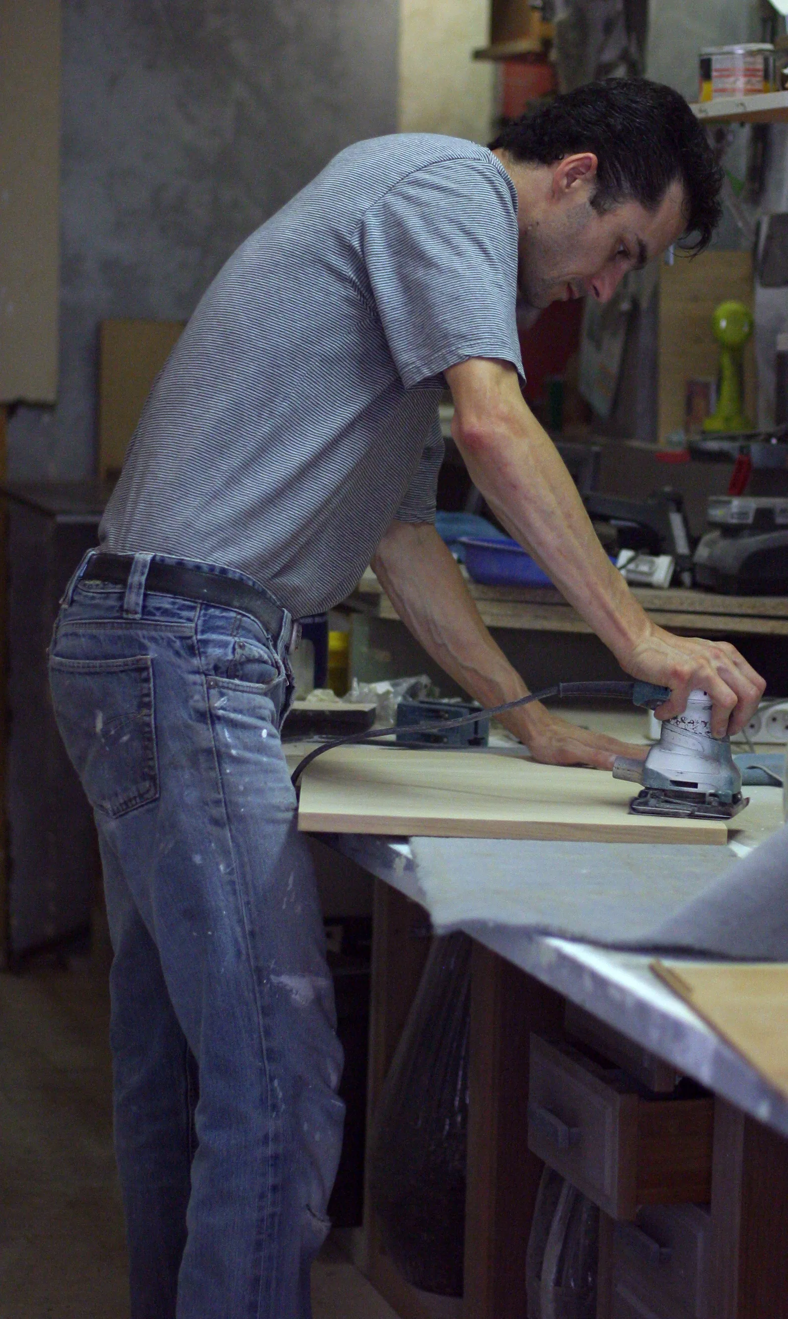 Davy au travail en atelier lors de la fabrication d’un meuble