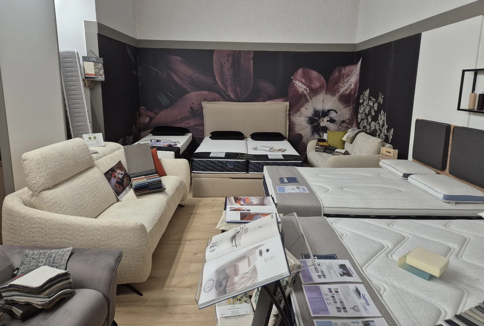 Intérieur du magasin IDEE&CO à La Louvade avec les différents univers de l’entreprise