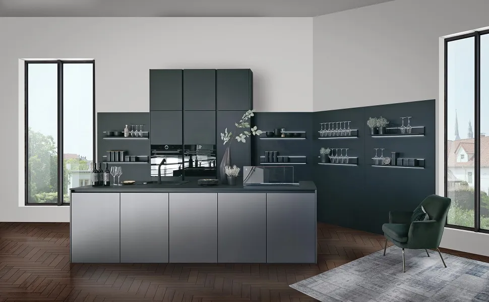Îlot avec façades en verre de couleur grise et plan de travail fin en compact noir