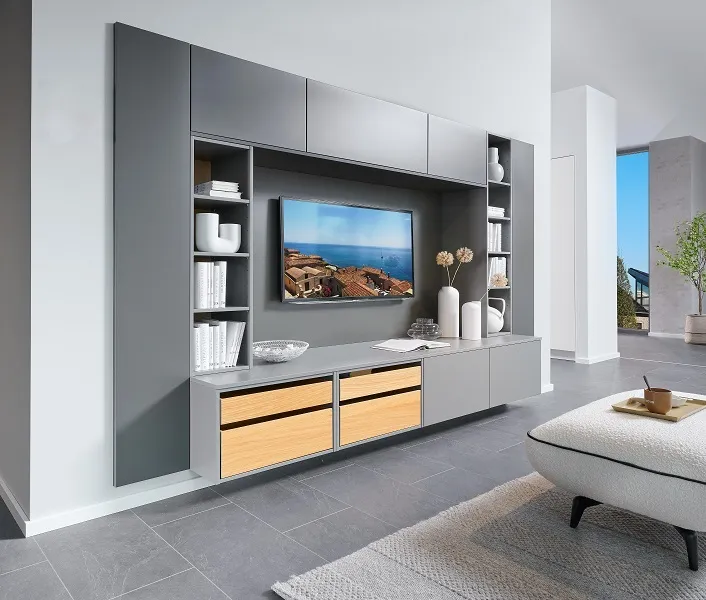 Meuble TV sur-mesure avec meubles intégrés et TV suspendue dans les tons gris