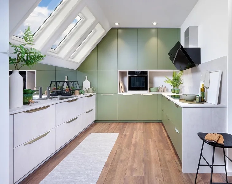 Joli mélange de vert et de ciment clair pour cette cuisine intégrée en u avec un maximum de rangement