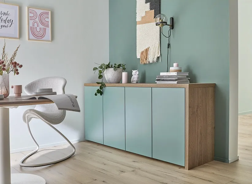 Totalement personnalisé ! Buffet bas avec couleur sur-mesure identique au mur pour un côté dynamique et frais