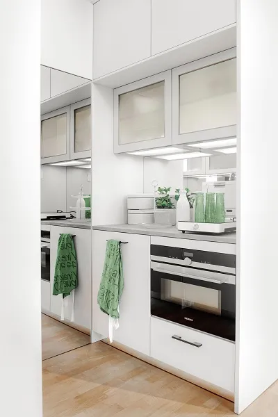 Petit espace mais un maximum de rangement et de luminosité pour cette kitchenette