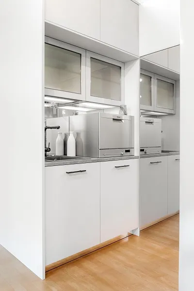Optimiser l'espace : petit espace cuisine dans un studio avec des rangements jusqu'au plafond