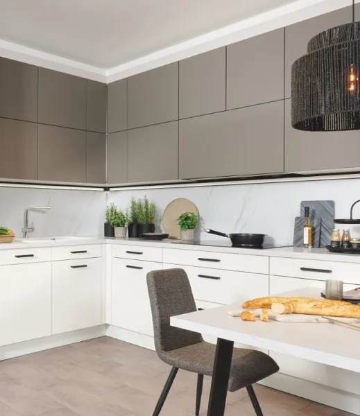 Cuisine taupe avec nombreux rangements et hotte encastrée