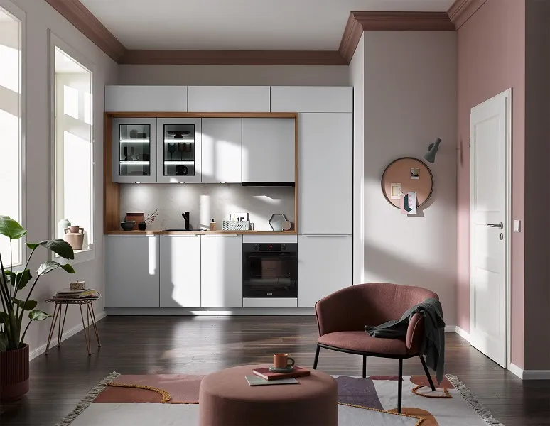 Coin cuisine compact avec cadre déco en bois