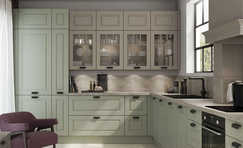 Cuisine style cottage avec portes vert sauge et plans pierre
