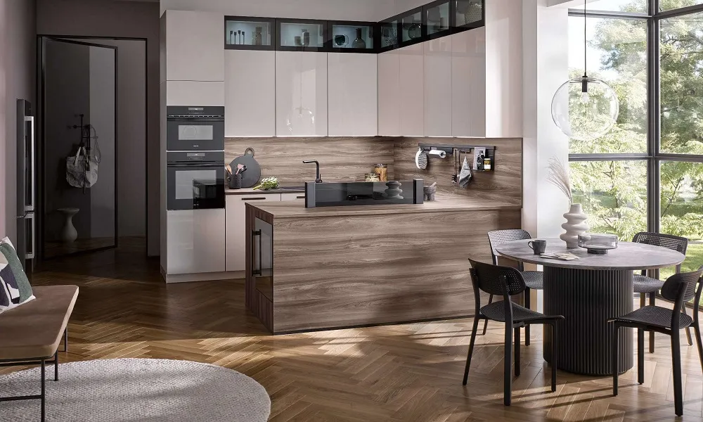 Cuisine en U beige sable avec vitrines noires et bois d’orme