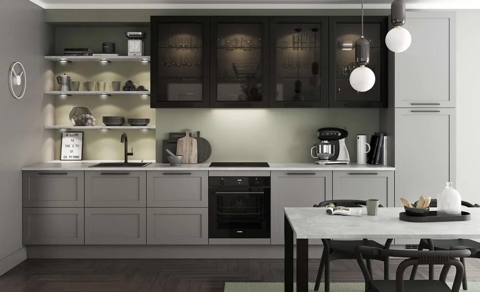Cuisine taupe et noire avec vitrines style cottage anglais