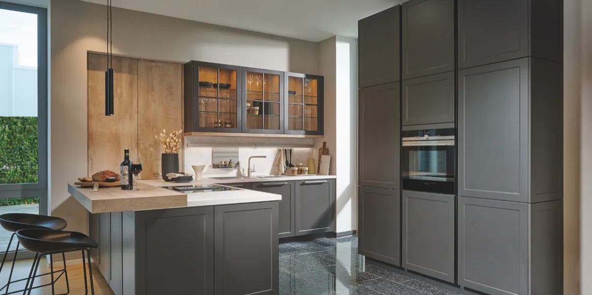 Cuisine anthracite avec bar bois épais et portes pliantes