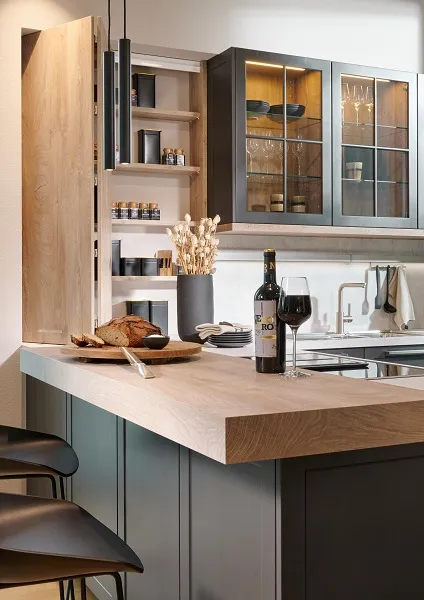 Cuisine avec portes pliantes et bar assorti en bois