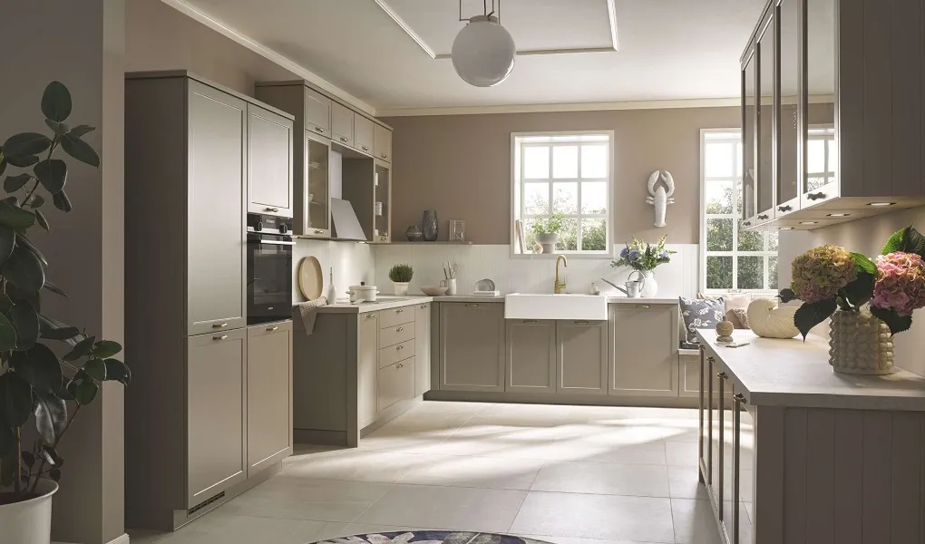 Cuisine taupe esprit campagne avec évier timbre d’office