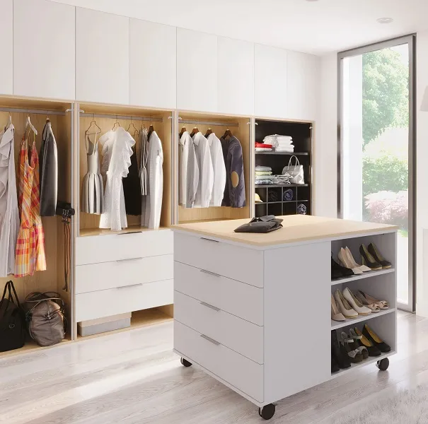 Grand dressing lumineux avec îlot central mobile