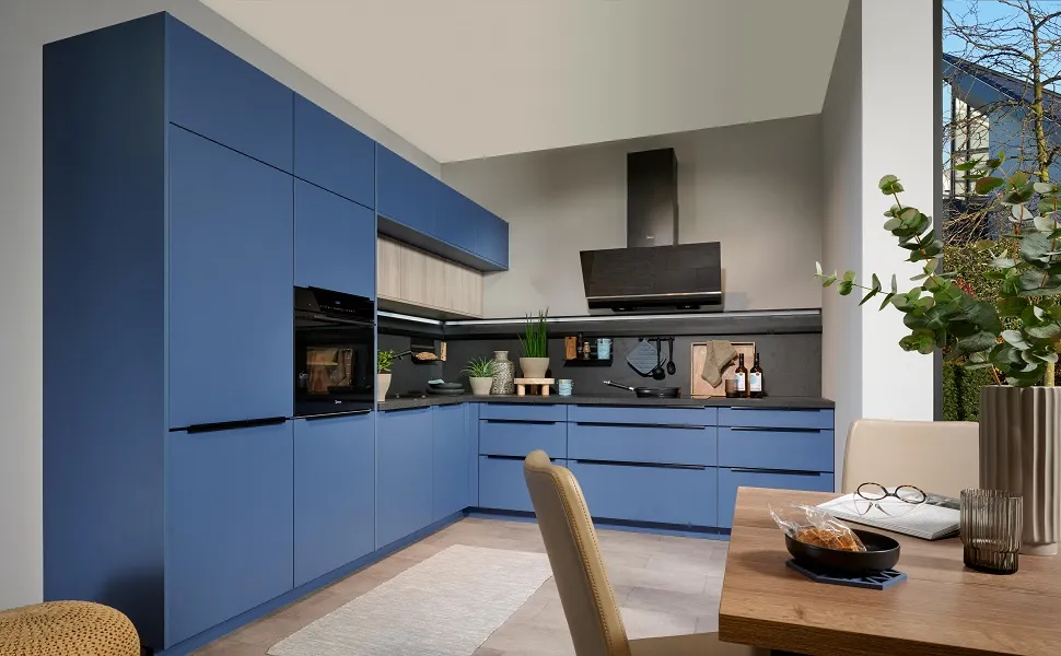 Cuisine moderne bleue avec touches bois, noir et béton