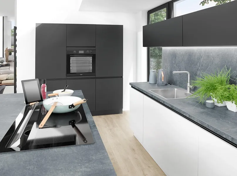 Cuisine avec électroménager encastré et plans béton