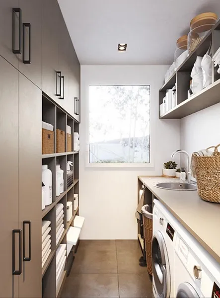 Très fonctionnelle ! Buanderie entièrement aménagée sur-mesure, étagères et portes couleur taupe