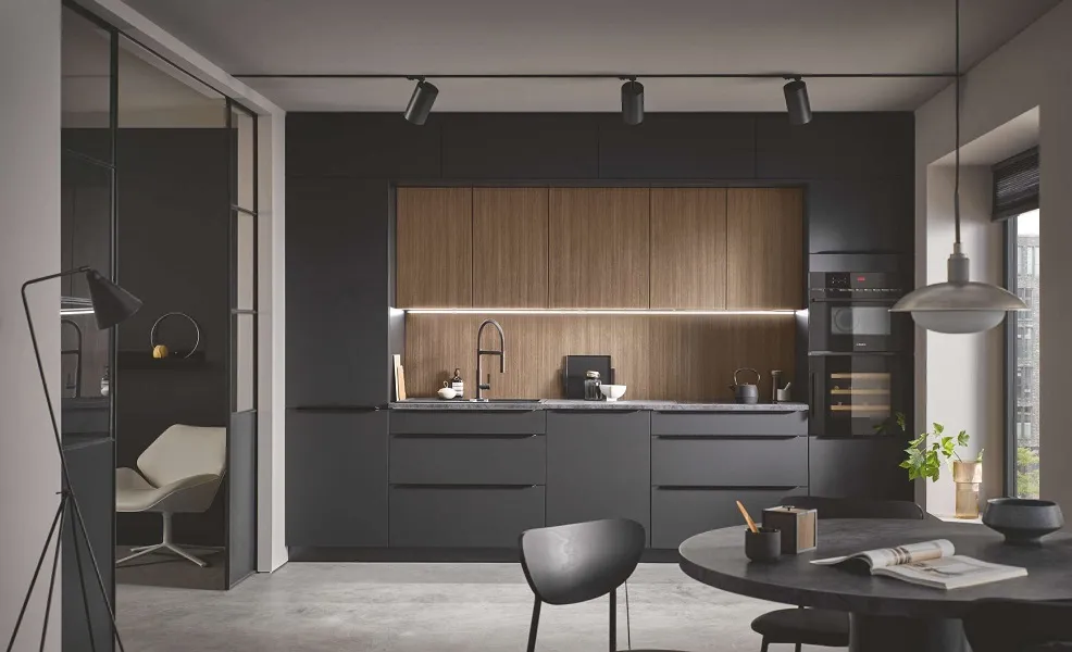 Cuisine moderne épurée en arche, anthracite et bois