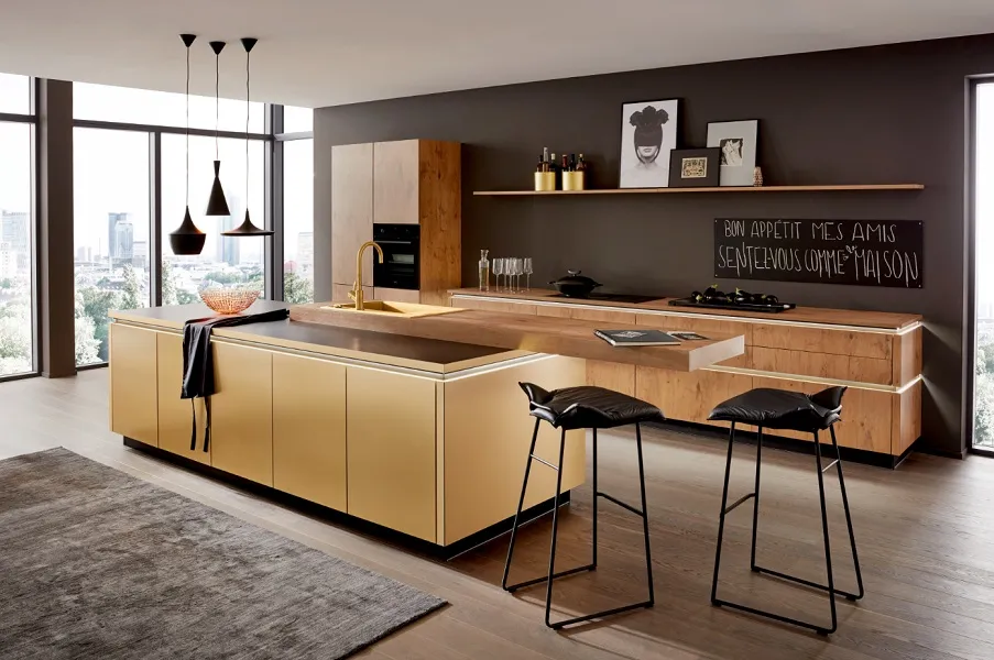 Cuisine moderne avec îlot central, espace repas suspendu. effet cuivre et bois
