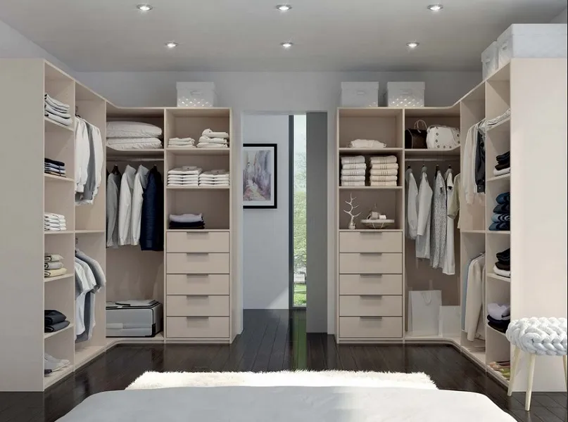 Dressing ouvert sur la chambre avec penderies et tiroirs