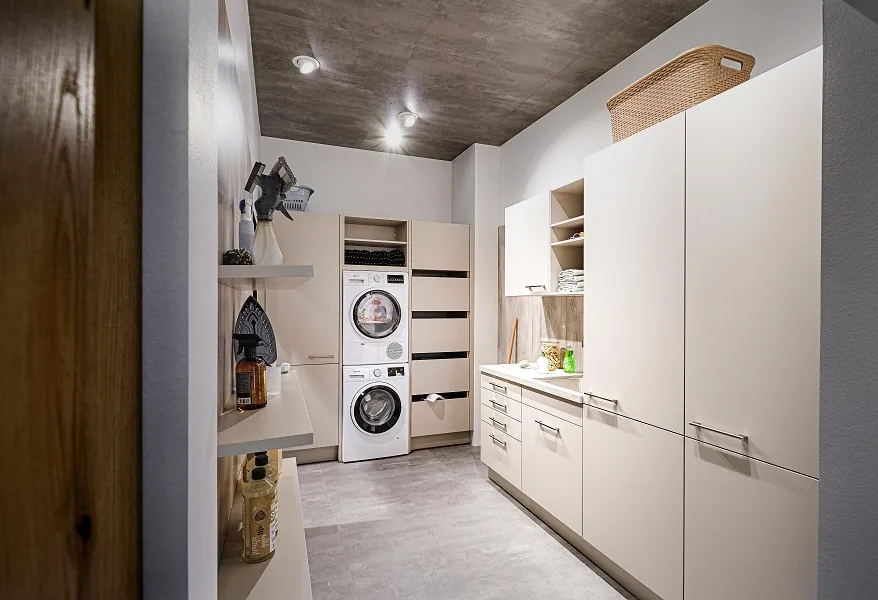 Beige et taupe clair pour ce bel espace buanderie très pratique avec son lave-linge et son sèche-linge superposés