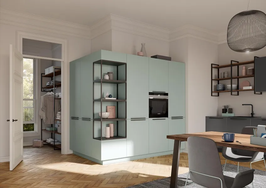 Colonnes en angle couleur sauge pour une touche de peps entre le séjour et la cuisine