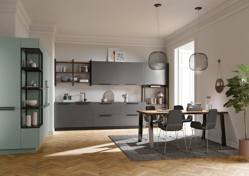 Continuité parfaite entre la pièce de vie et la cuisine avec ses colonnes en angle vert sauge. le petit plus : quelques étagères en métal noir pour la petite touche déco