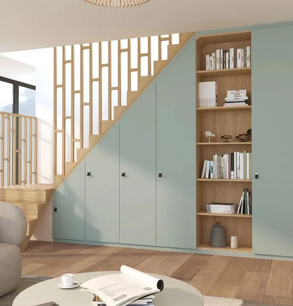 Placards aménagés sur mesure-mesure sous escalier avec portes battantes vert sauge et étagères bois assorties