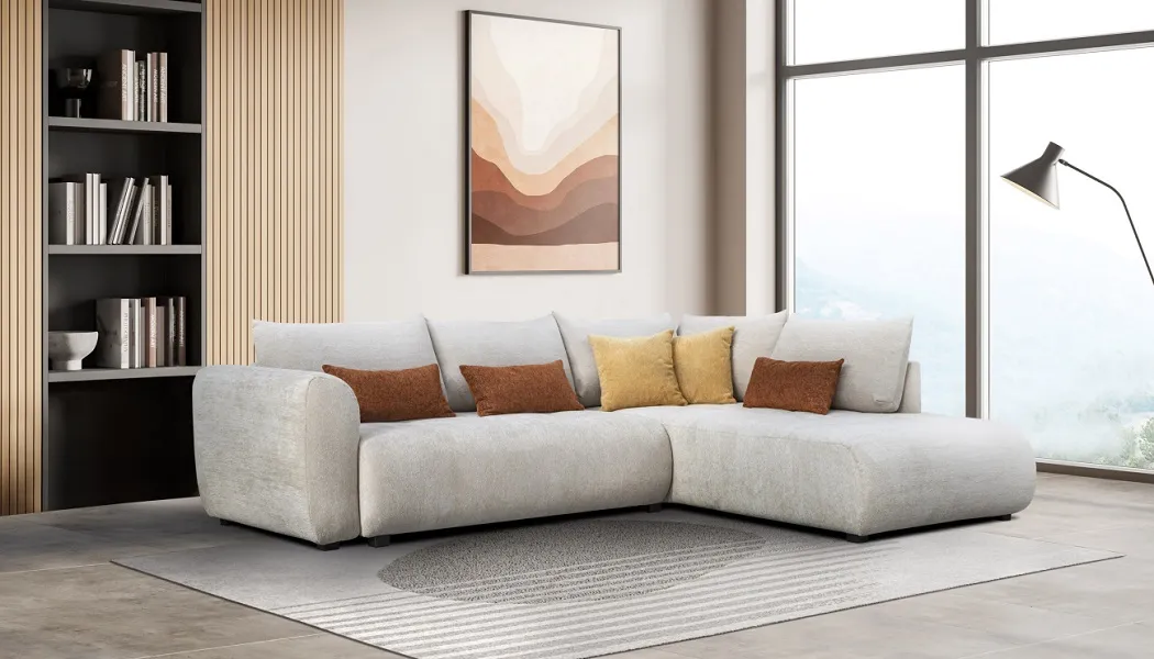 Canapé gris clair avec de généreux coussins et une assise profonde (disponible dans d'autres configurations, tissus et coloris)