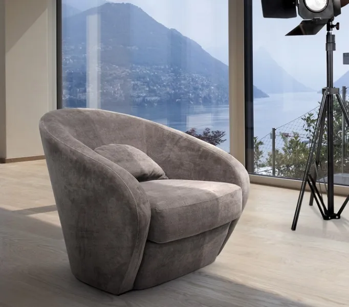 Ce fauteuil gris avec coussin s'intégrera parfaitement dans tous les styles de salon (disponible dans d'autres tissus et coloris)