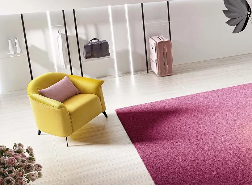 Ultra confortable ! Large fauteuil jaune avec pieds métal noir (disponible dans d'autres tissus et cuirs)