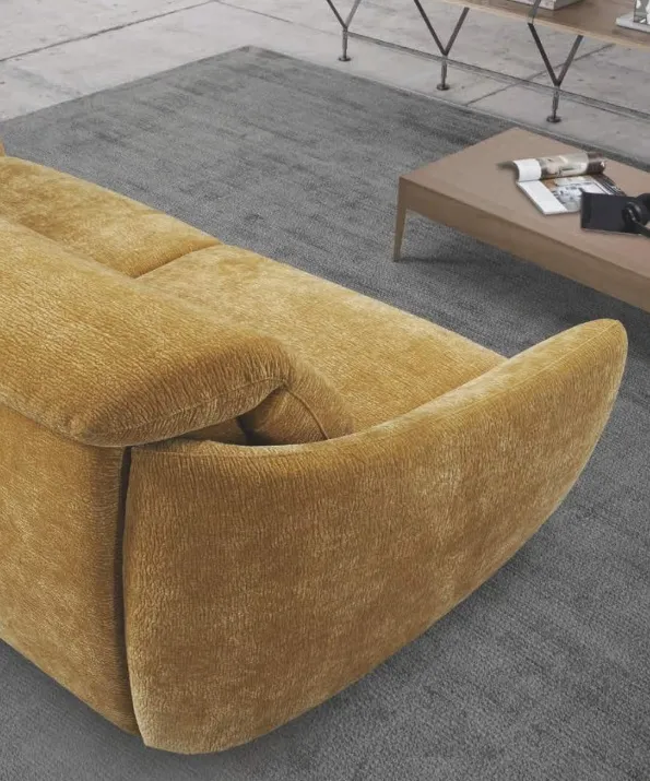 Convertible confortable avec têtières réglables et vrai matelas, pratique avec ranges-oreillers intégrés et ouverture en 1 seul geste