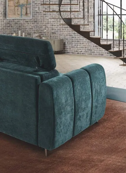 Finitions parfaites pour ce canapé turquoise : coutures verticales et jolis pieds coloris bronze mais aussi ranges-oreillers intégrés