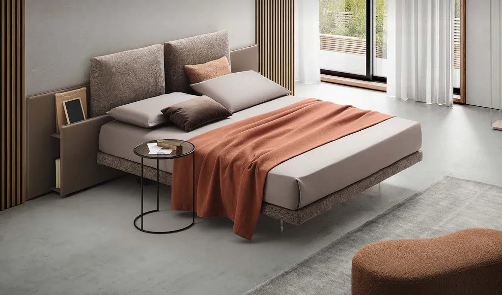 Lit aérien et design avec tête de lit intégrée, tissu brun chocolat, pieds verre, sommier tapissier fin