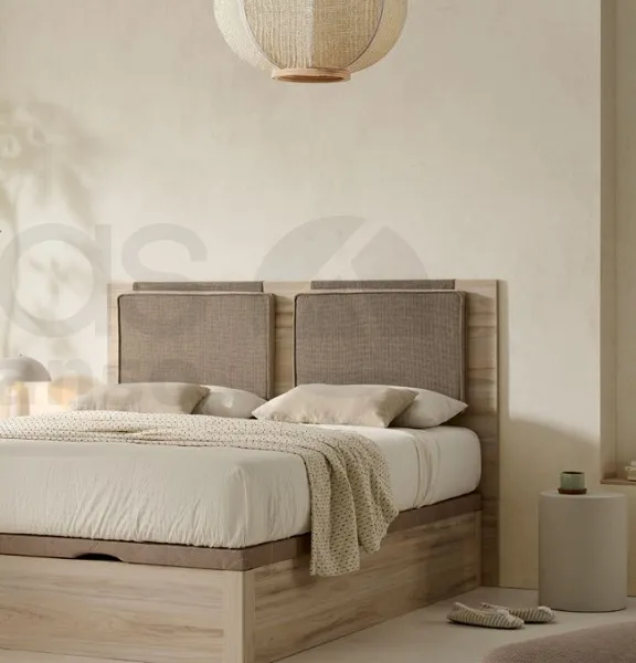 Tête de lit en bois et coussins coloris taupe. Disponible dans d'autres dimensions, tissus et bois