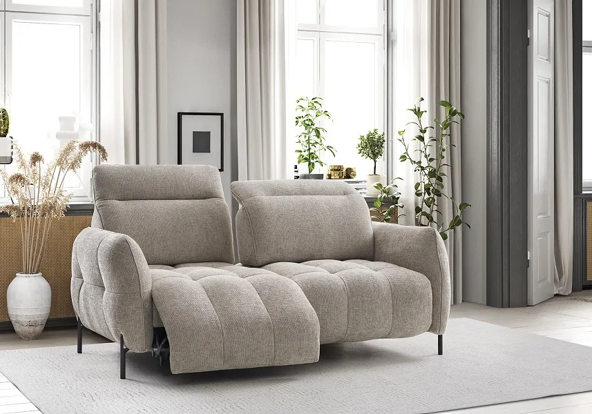 Canapé gris clair avec dossiers reculants et têtières réglables (disponibles en électrique et dans d'autres configurations, tissus et cuirs)
