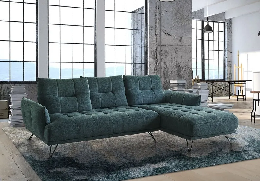 Canapé bleu-vert foncé, pieds métal noir avec chaise longue et dossiers reculants (disponible dans d'autres configurations, tissus et cuirs)