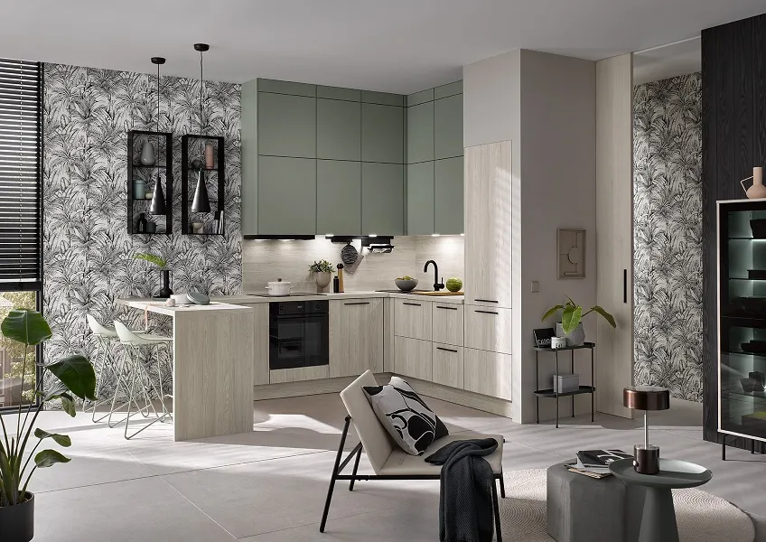 Cuisine d'angle sur mesure IDEE&CO Ă Castelnau-le-Lez - ModĂšle contemporain avec meubles hauts jusqu'au plafond.