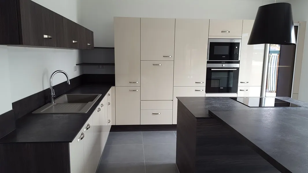 Cuisine moderne Montpellier centre-ville - Îlot central et plan de travail en compact