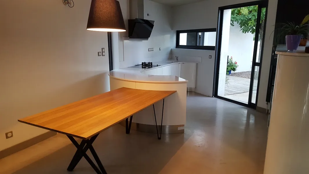 Cuisine équipée quartier Les Aubes Montpellier - Rangements optimisés, quartz Silestone blanc