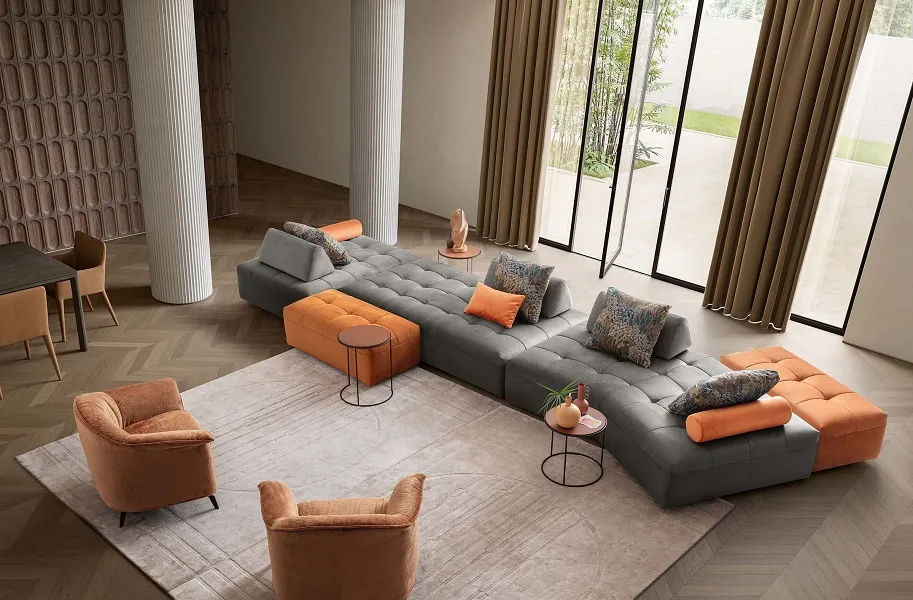 Canapé XXL gris et orange, modulable à souhait, angles, dossiers lestés, poufs repose-pieds coussins fleurs, etc