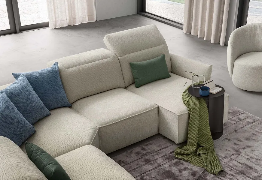 Canapé gris clair et coussins bleus, avec fauteuils coulissants et têtières réglables (disponibles fixes, autres configurations, tissus et cuirs)
