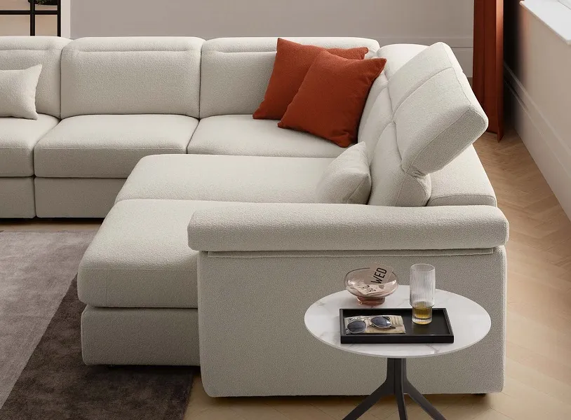 Canapé blanc avec coussins orange, fauteuils coulissants et têtières réglables (disponibles en fixe, d'autres configurations, tissus et cuirs)
